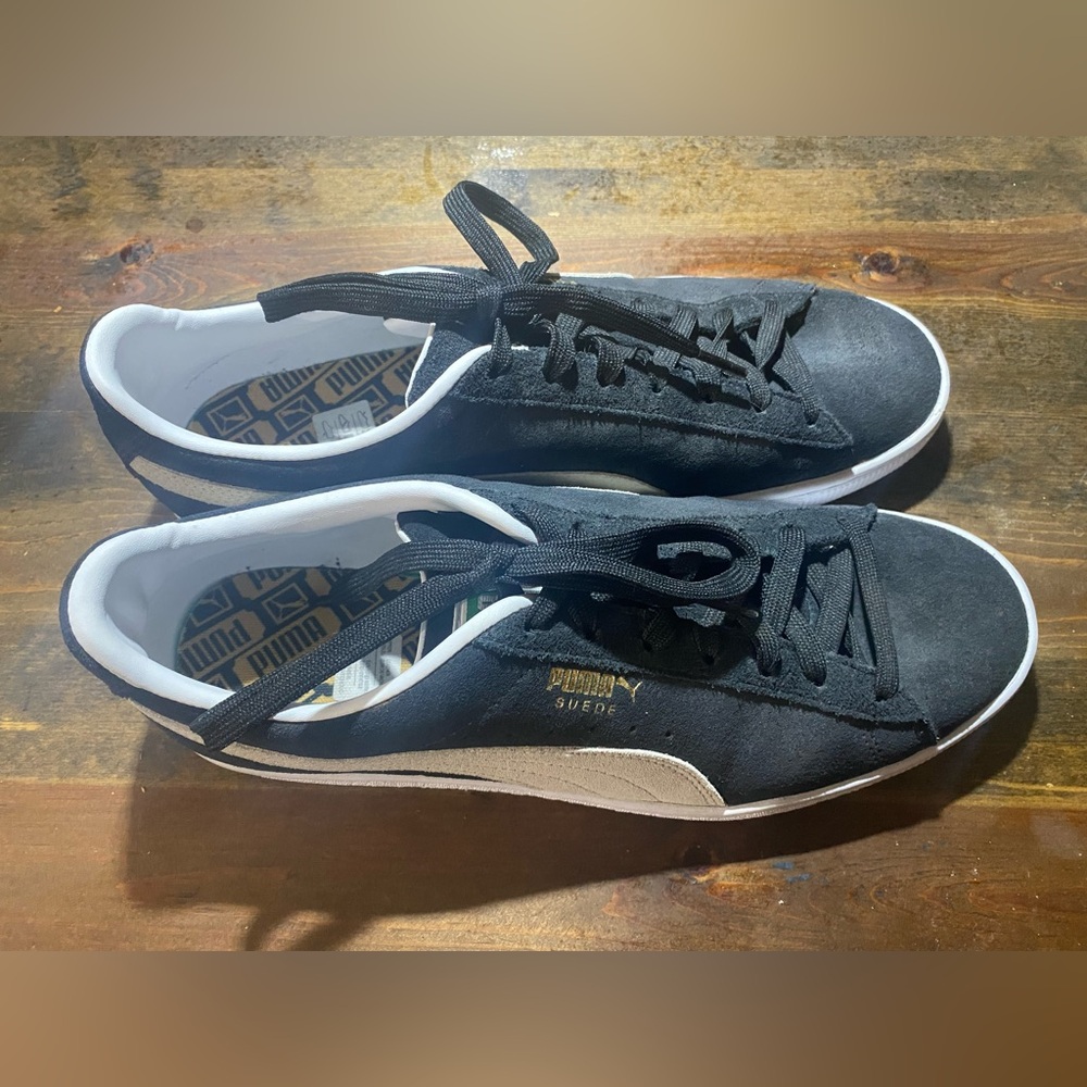 Men’s Puma Navy Suede sneaker- Like new condition- see pics